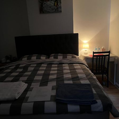 Large Double Bedroom With Free On Site Parking キングストン・アポン・テムズ エクステリア 写真