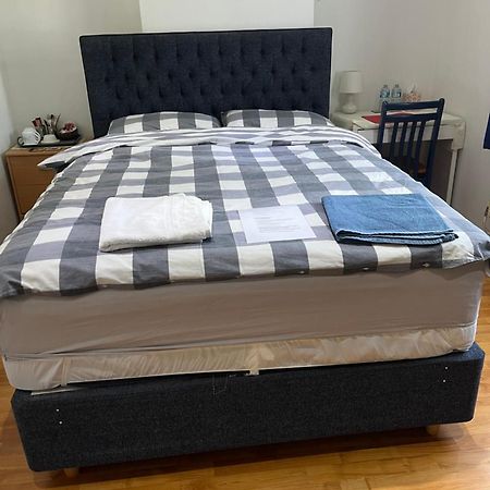 Large Double Bedroom With Free On Site Parking キングストン・アポン・テムズ エクステリア 写真