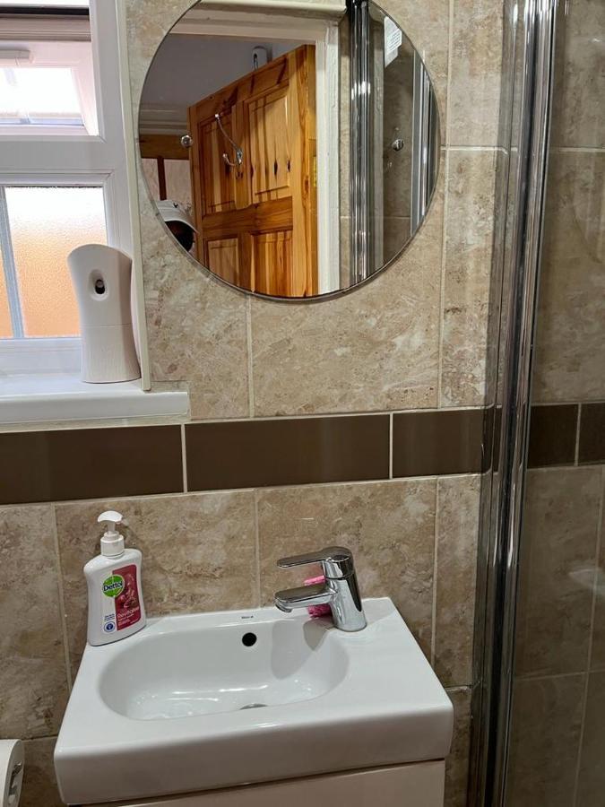 Large Double Bedroom With Free On Site Parking キングストン・アポン・テムズ エクステリア 写真