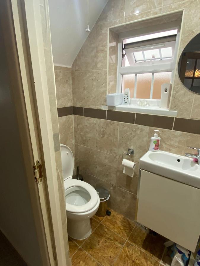 Large Double Bedroom With Free On Site Parking キングストン・アポン・テムズ エクステリア 写真