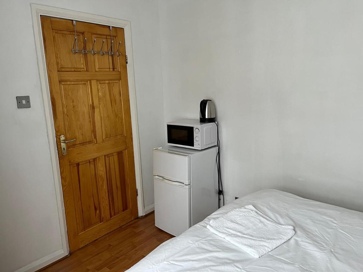 Large Double Bedroom With Free On Site Parking キングストン・アポン・テムズ エクステリア 写真