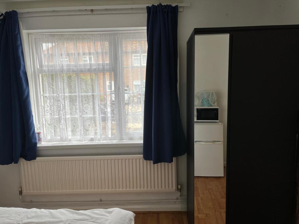 Large Double Bedroom With Free On Site Parking キングストン・アポン・テムズ エクステリア 写真