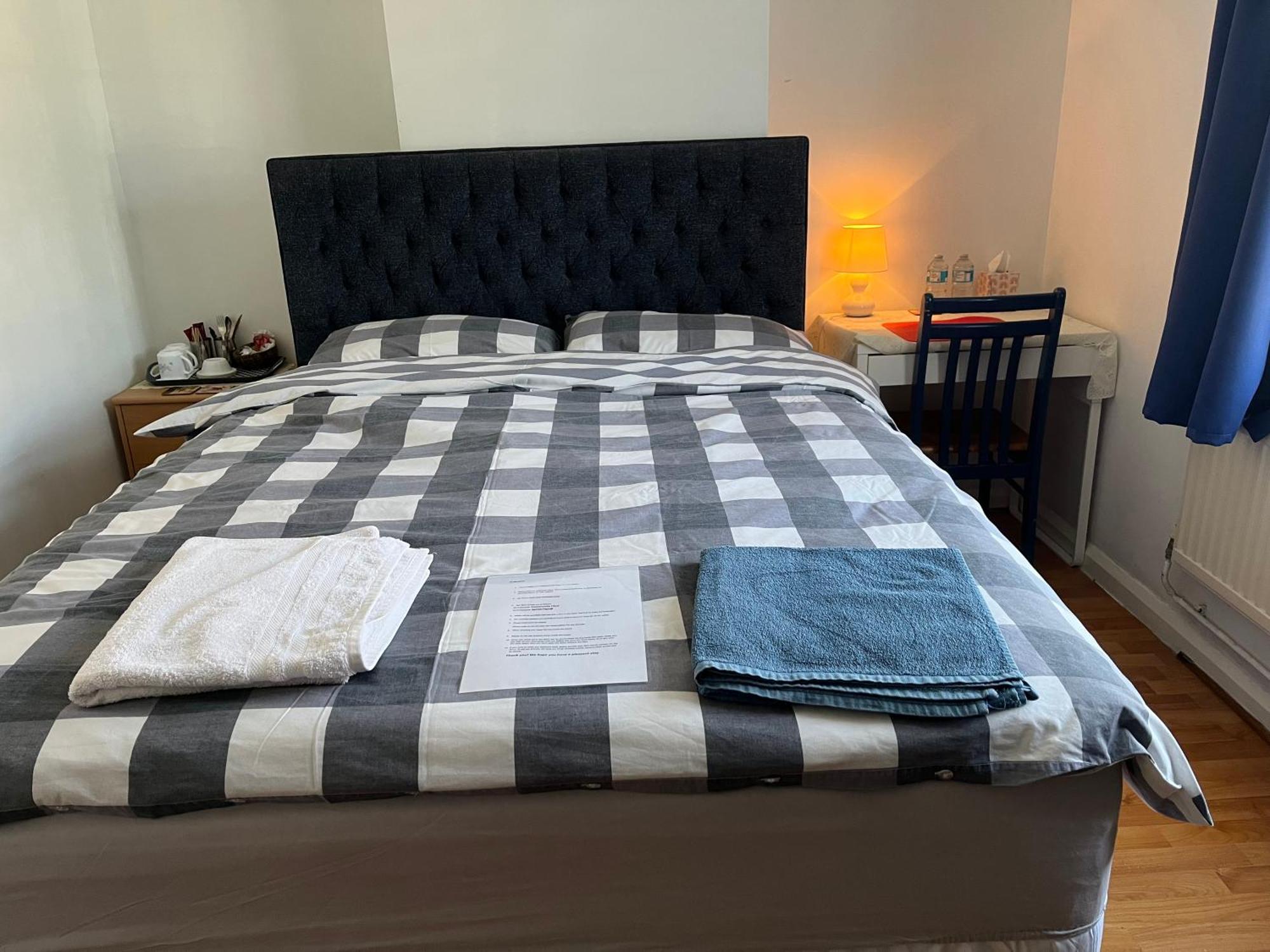 Large Double Bedroom With Free On Site Parking キングストン・アポン・テムズ エクステリア 写真