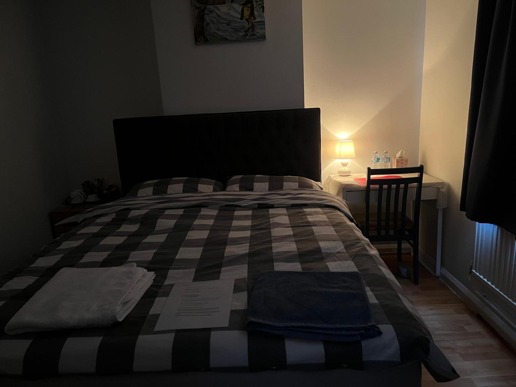 Large Double Bedroom With Free On Site Parking キングストン・アポン・テムズ エクステリア 写真